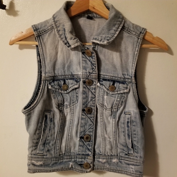 American Eagle Retro Look Light Wash Jean Vest - Picture 4 of 10